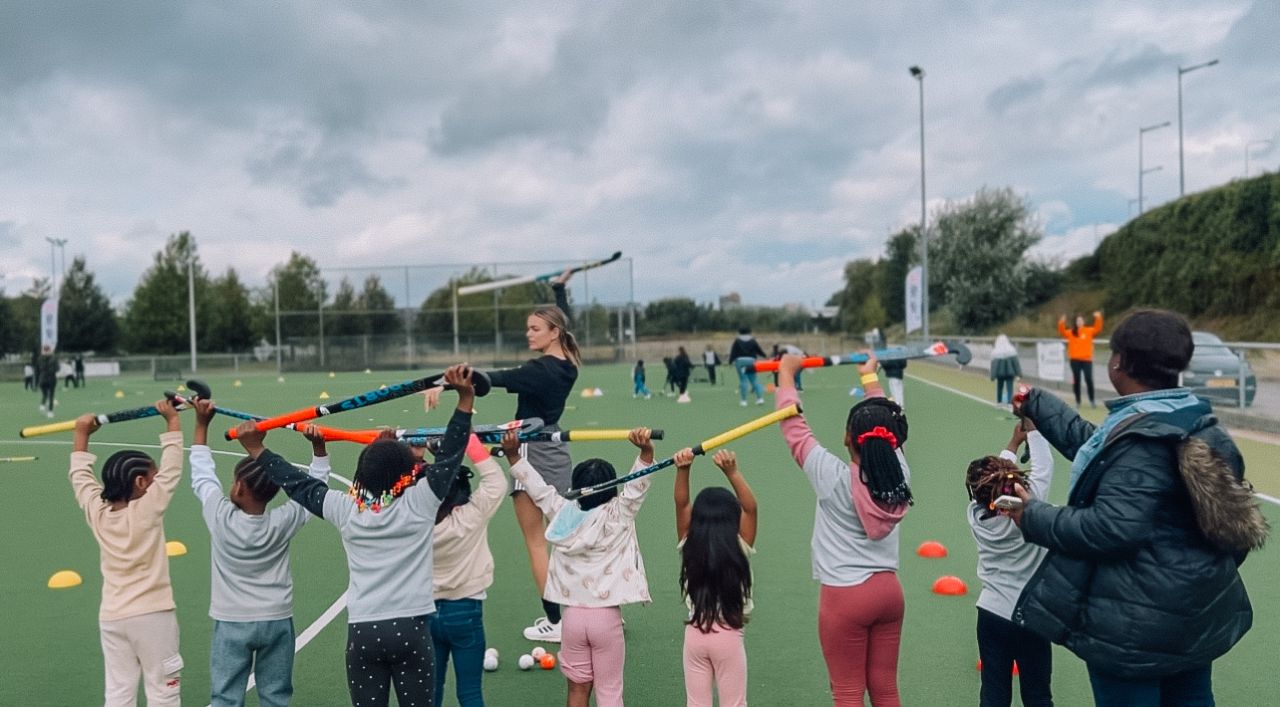 Hockeyen met de hele school — 200 kinderen op het Bijlmer Sportpark
